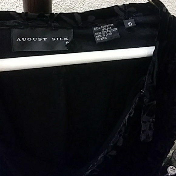 A ladies set, top and skirt - Picture 2 of 3